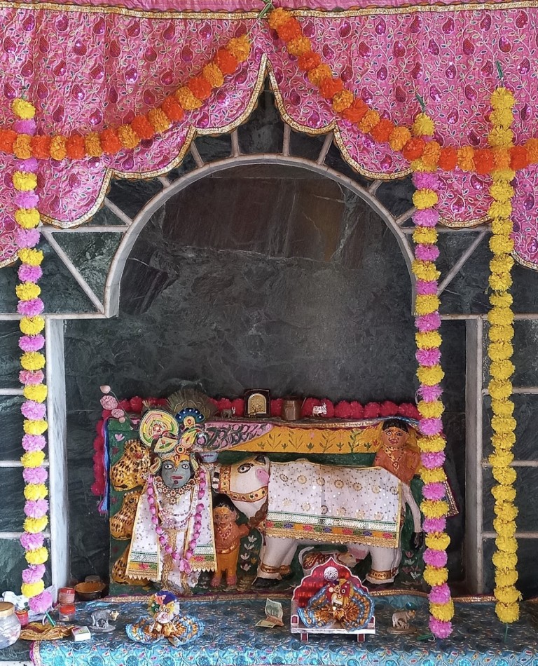 The temple on the bank of Saṅkarṣaṇa-kuṇḍa