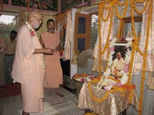 <div class="ug-textpanel-title-custom">Keshavaji Gaudiya Matha</div>